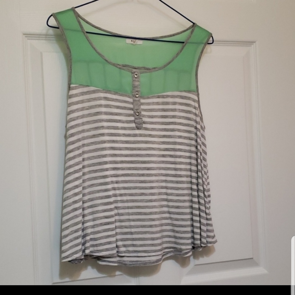 Ladies sleeveless top size medium